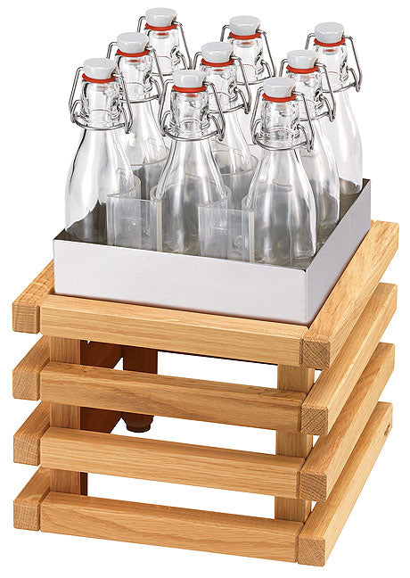 Glasflaschen in Holzgestell.