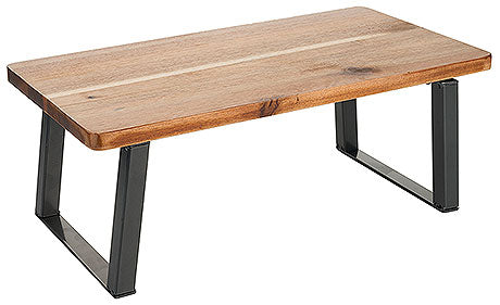 Holztisch mit Metallbeinen.