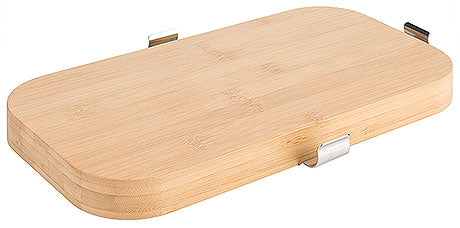 Holzbrett mit Metallklammern.