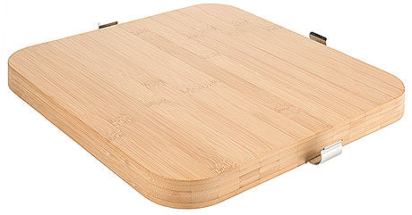 Holz-Schneidebrett mit Metallklammern.