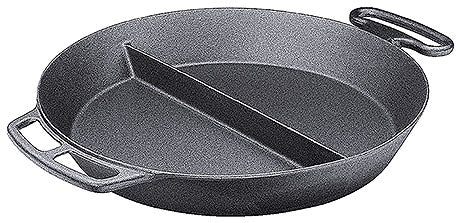 Geteilte gusseiserne Pfanne mit Griffen.