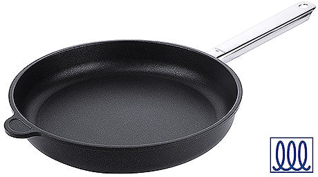 Schwarze Pfanne mit Griff.