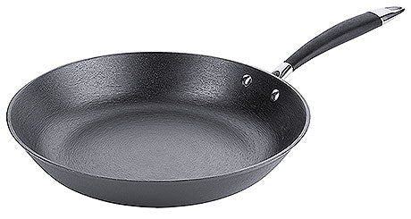 Schwarze Bratpfanne mit Griff.