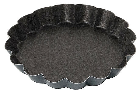 Schwarze, gewellte Backform aus Metall.