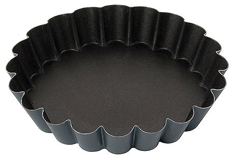 Schwarze, gewellte Backform, leer.