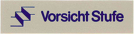 Schild mit Aufschrift "Vorsicht Stufe".
