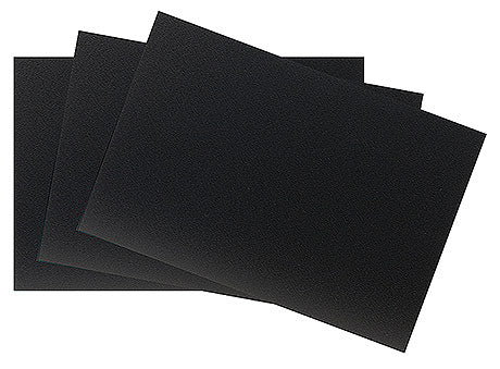 Drei schwarze Schleifpads übereinander.