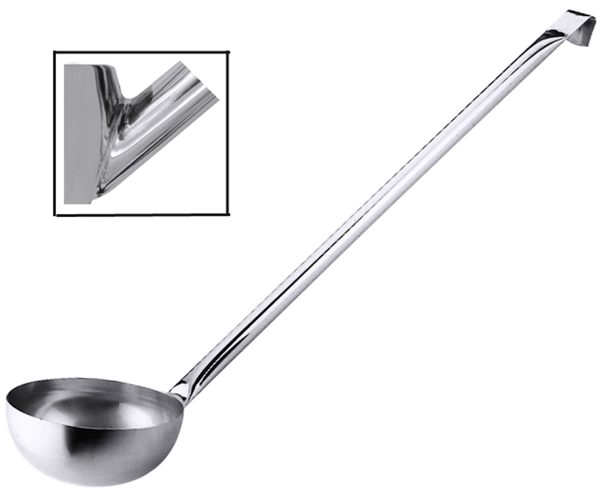 Suppenkelle aus Edelstahl mit Detail.