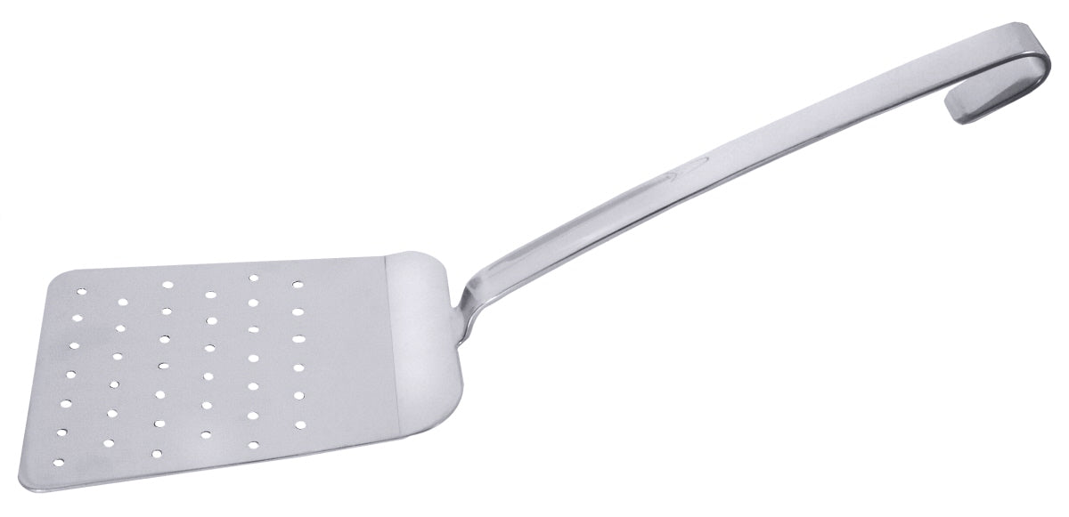 Metall-Pfannenwender mit Löchern.