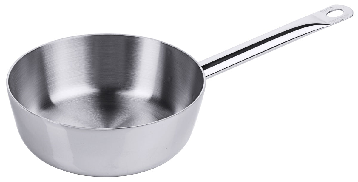 Edelstahlkasserolle mit langem Griff.