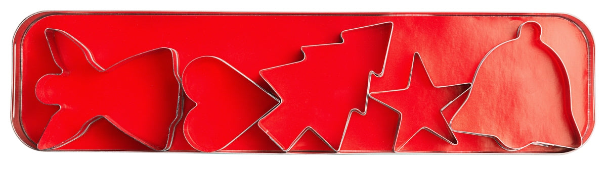 Weihnachts-Ausstechformen auf rotem Hintergrund.