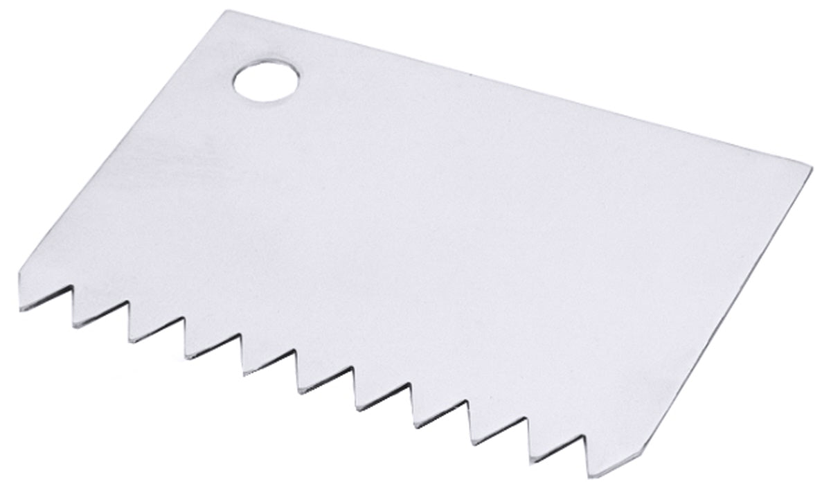 Gezackter Teigschaber aus Metall.