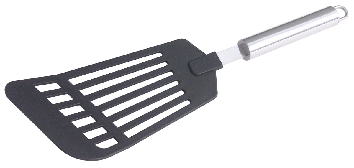 Pfannenwender mit Metallgriff.
