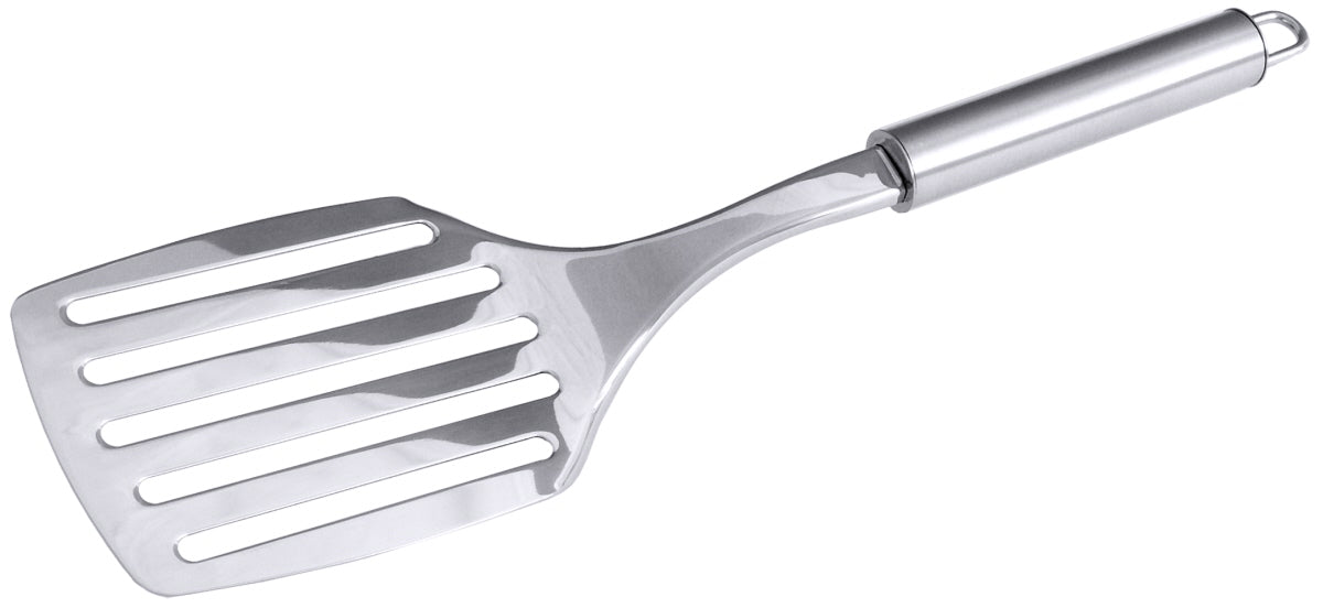 Metall-Pfannenwender mit Schlitzen.