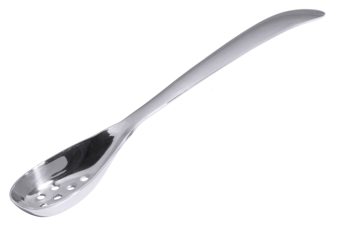 Löffel mit Löchern aus Metall.