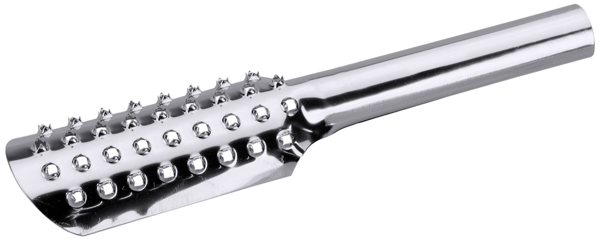 Metallischer Fleischklopfer mit Noppen.