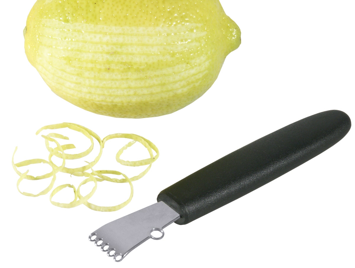 Zestenreißer mit Zitronenschale.