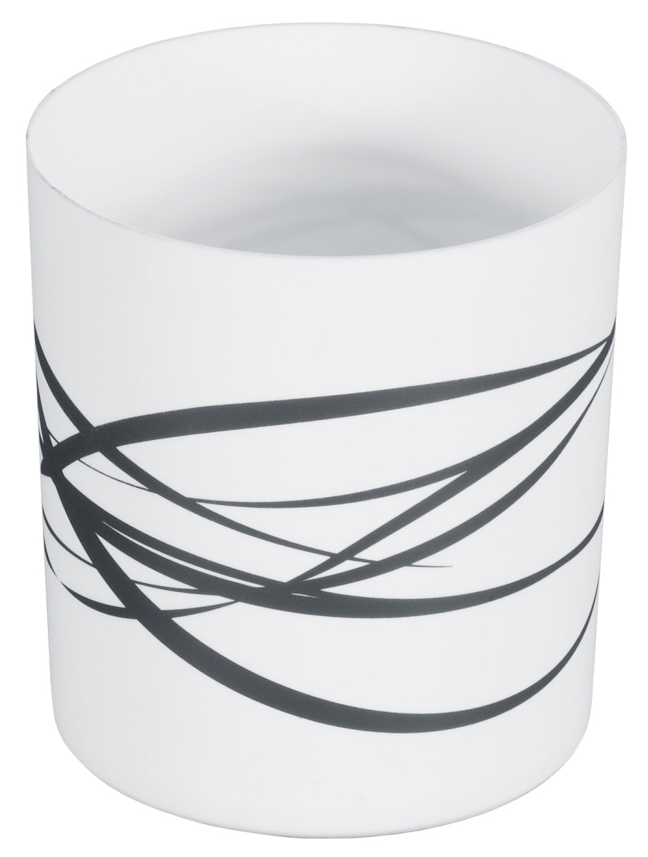 Weißer Becher mit schwarzem Muster.
