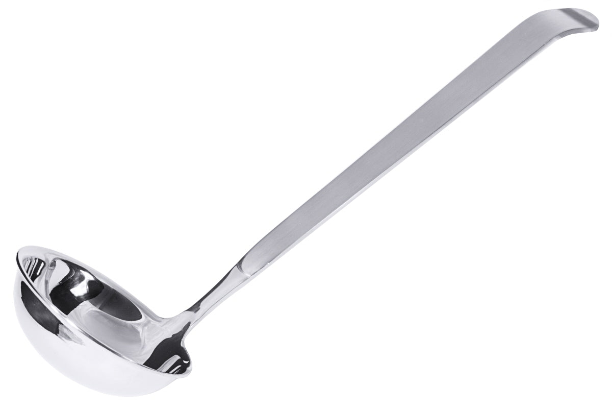 Silberne Suppenkelle aus Edelstahl.
