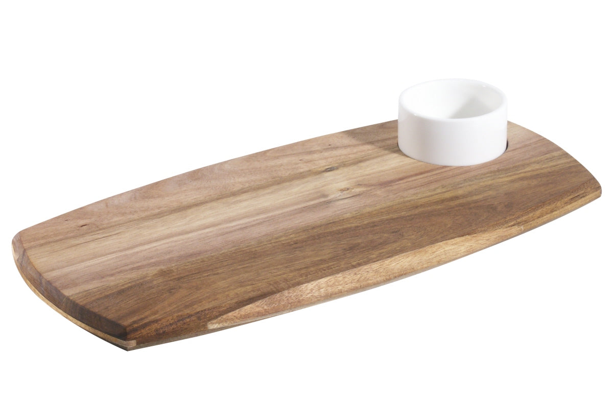 Holzbrett mit weißem Schälchen.