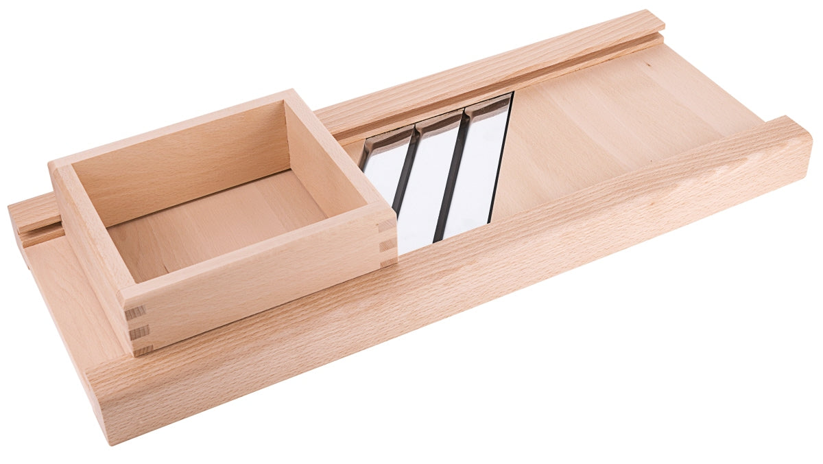 Holz-Gemüseschneider mit Auffangbehälter.
