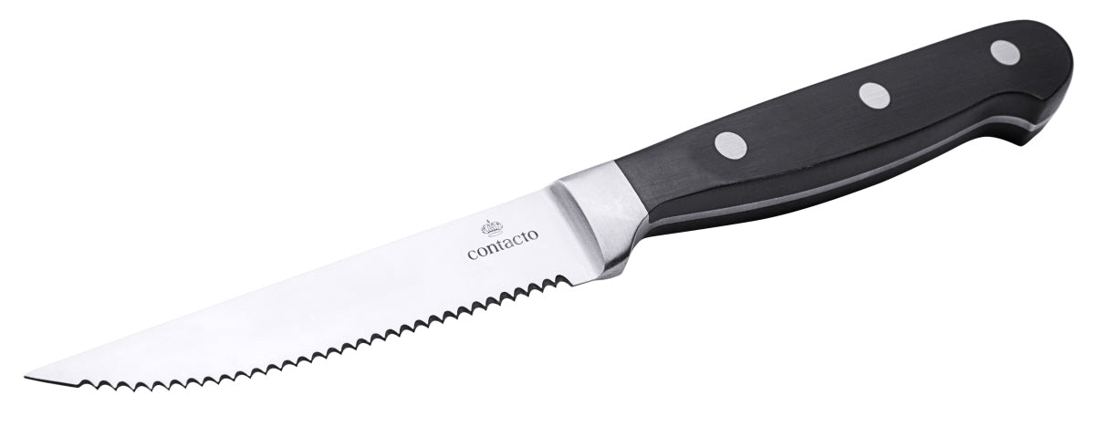 Gezacktes Küchenmesser mit schwarzem Griff.