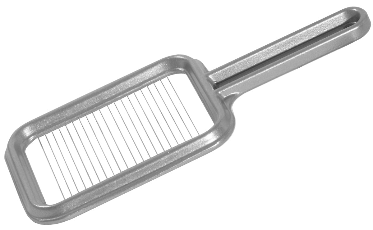 Käseschneider mit Griff aus Metall.