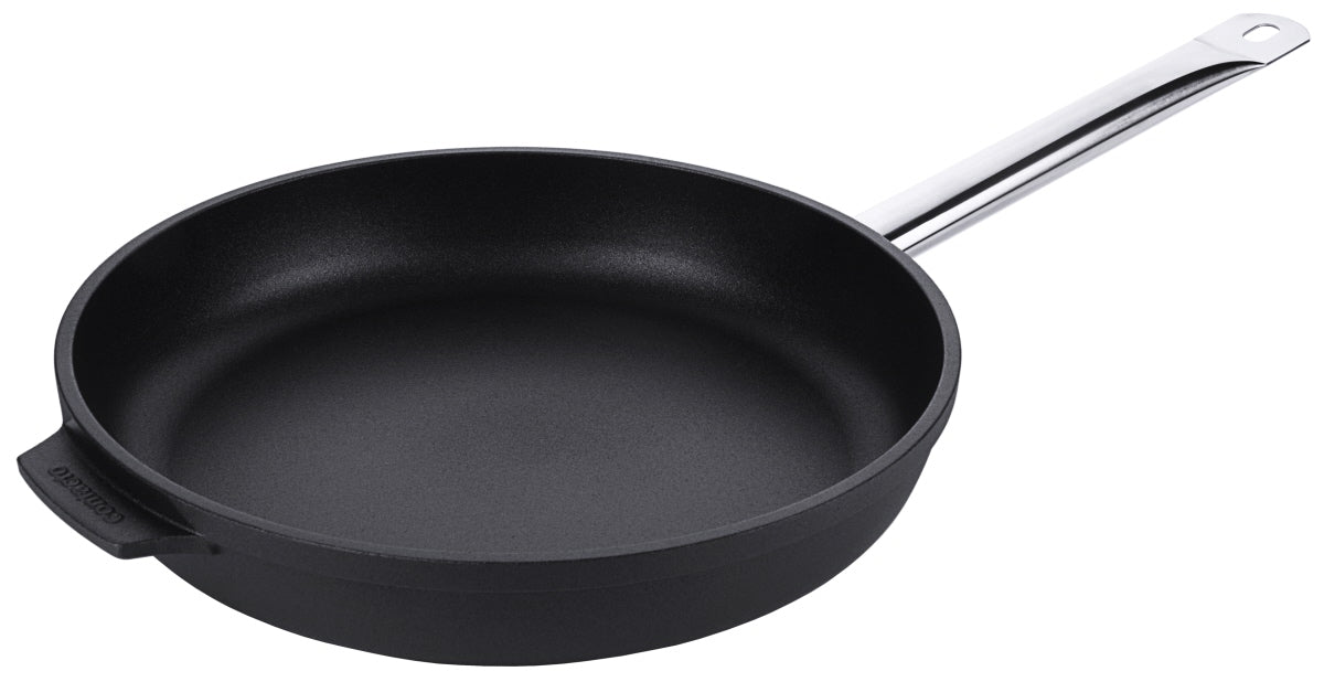 Schwarze Bratpfanne mit Metallgriff