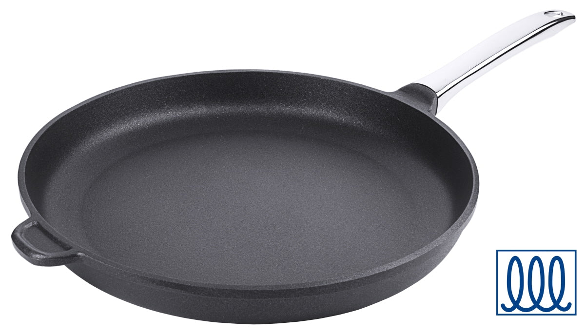 Schwarze Pfanne mit Induktionssymbol.