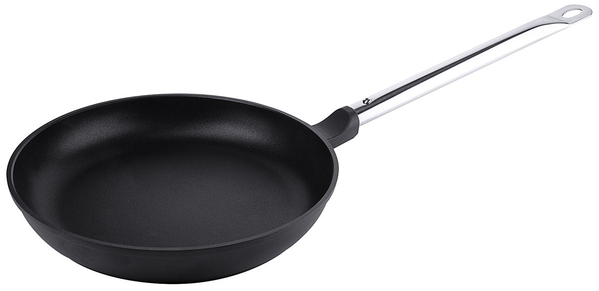 Schwarze Bratpfanne mit langem Griff