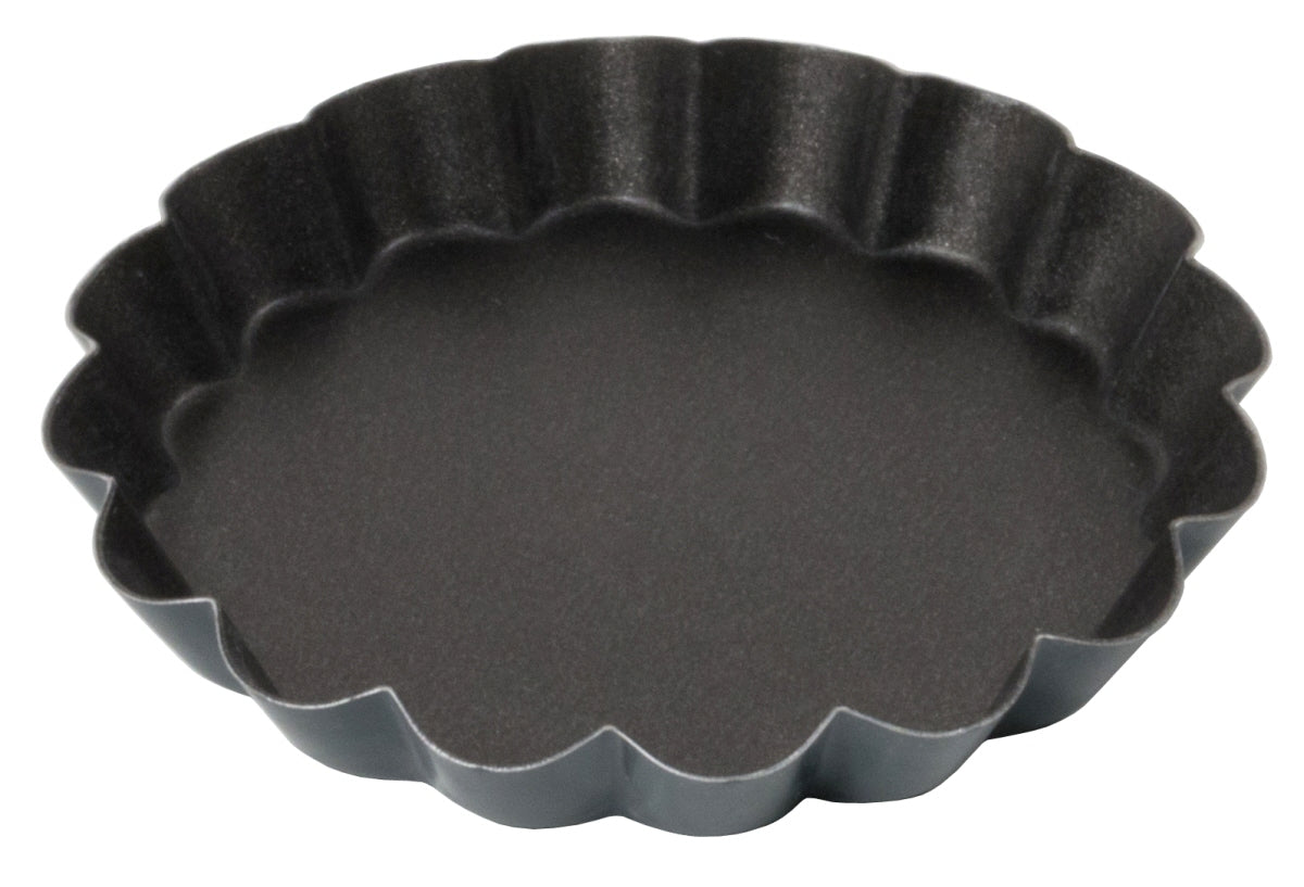 Schwarze, gewellte Backform aus Metall.