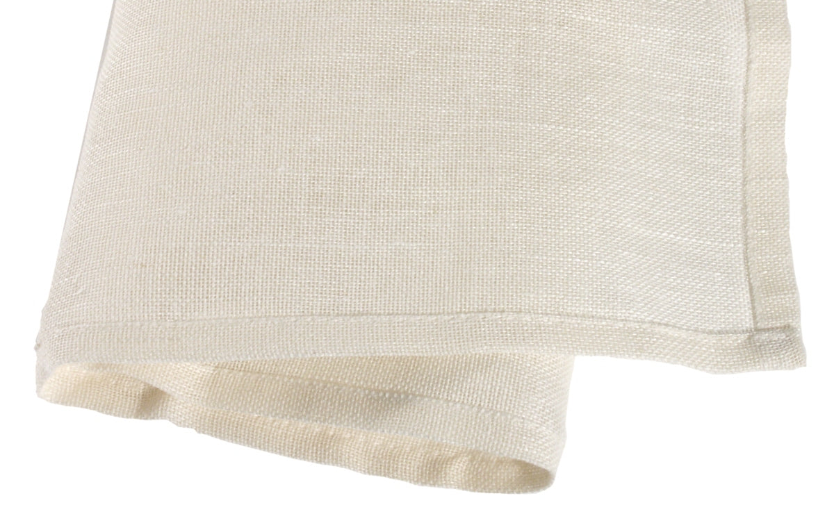 Beige Stoffserviette, gefaltet, Detailansicht.