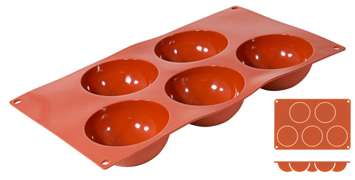 Rote Silikon-Backform mit Mulden.