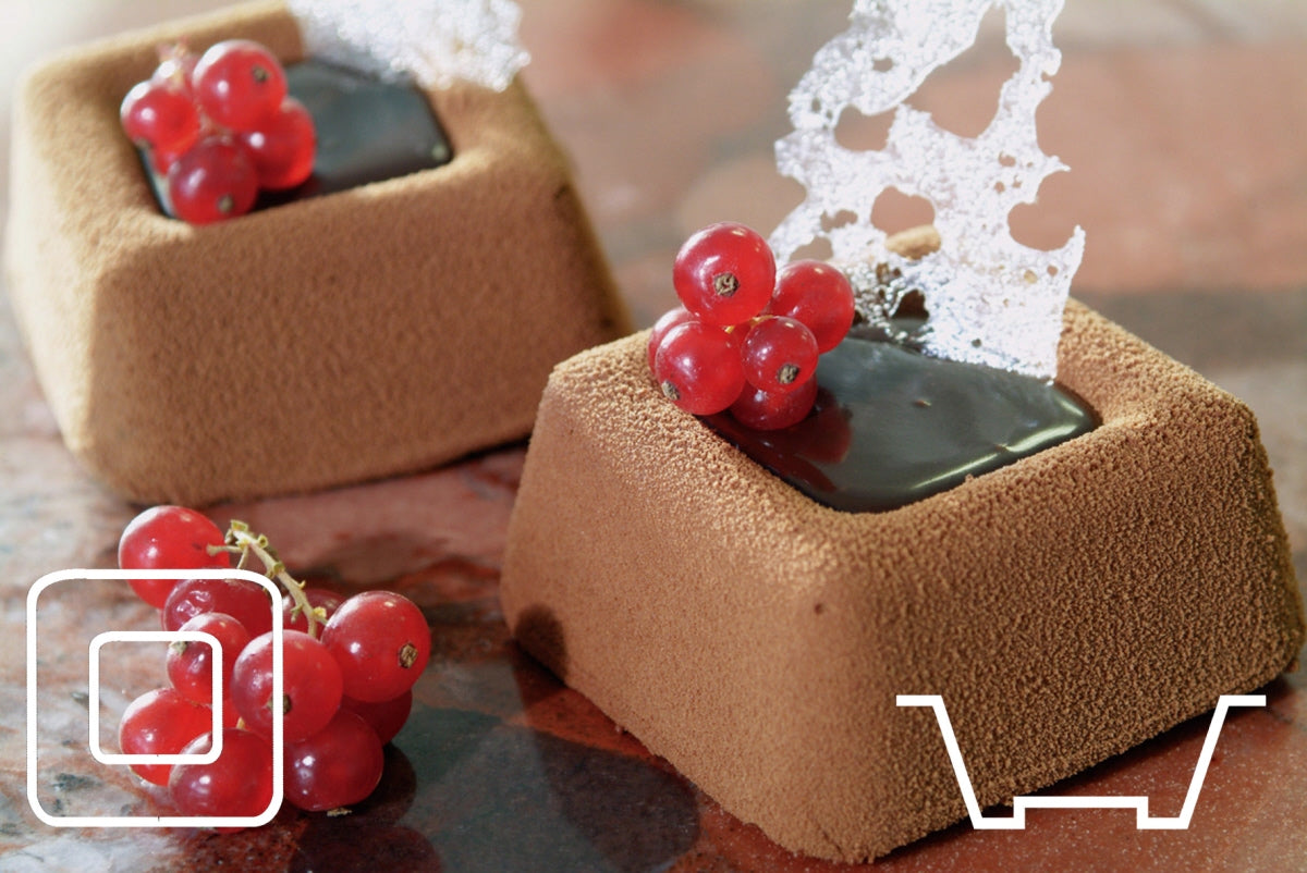 Schokoladendesserts mit roten Johannisbeeren.