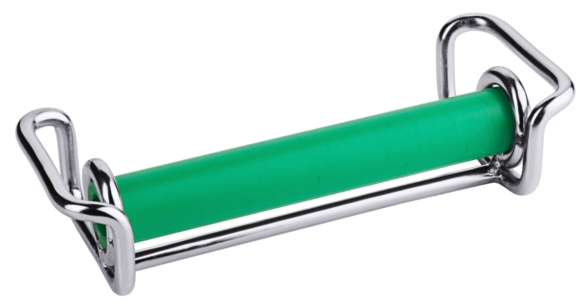 Grüner Teigroller mit Metallgriffen.