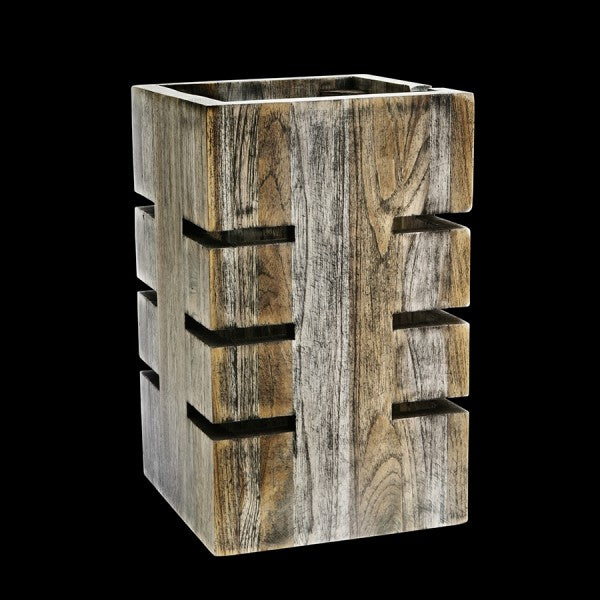 Holzblock mit Schlitzen, leer.
