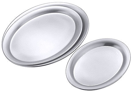 Zwei ovale Edelstahl-Servierplatten.