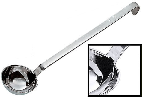 Edelstahl-Schöpfkelle mit langem Griff.