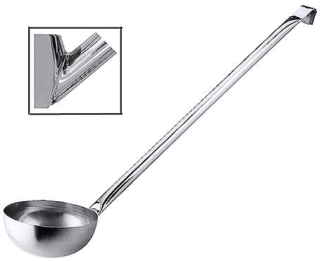 Suppenkelle aus Edelstahl mit Detail.