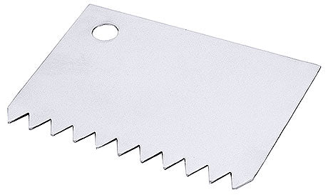 Gezackter Teigschaber aus Metall.