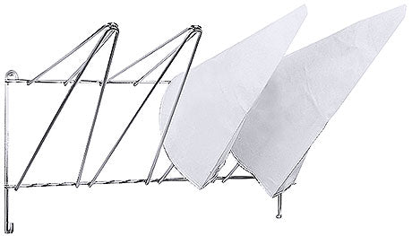 Serviettenhalter mit weißen Servietten.