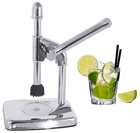 Zitruspresse mit Getränk und Limetten.