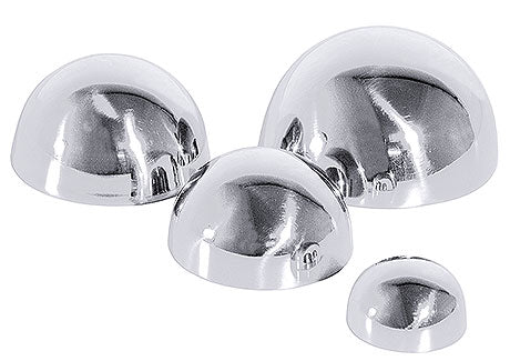 Vier silberne Halbkugeln aus Metall.