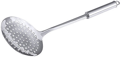 Metallschaumlöffel mit Löchern.