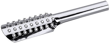 Metallischer Fleischklopfer mit Noppen.