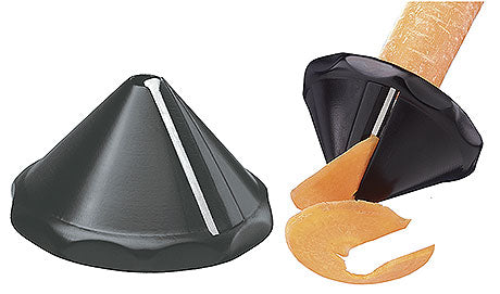 Kegel-Schäler mit geschältem Gemüse.