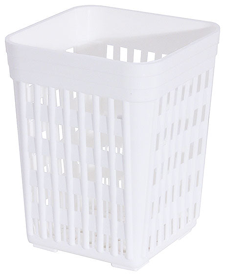 Weißer Kunststoff-Korb mit Gitter.
