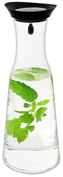 Glaskaraffe mit Wasser und Minze.
