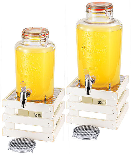 Getränkespender auf Holzgestellen.