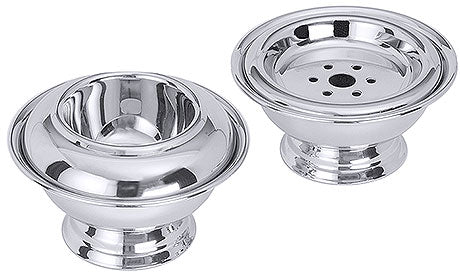 Zwei silberne Aschenbecher aus Metall.